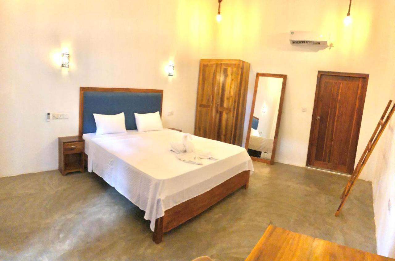 Hotel Surf Gangs Arugambay à Baie d'Arugam Extérieur photo